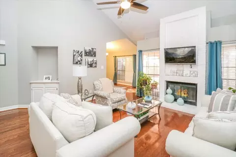 4718 Village Oak Dr, Arlington, TX 76017