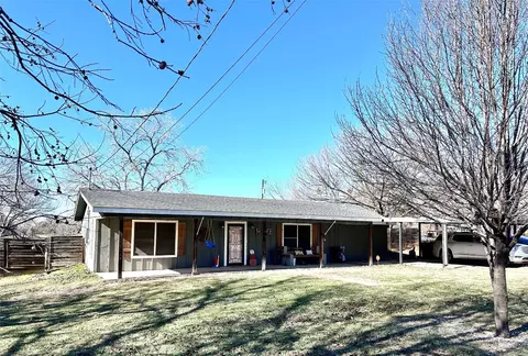 306 S Hubbard St, Alvord, TX 76225