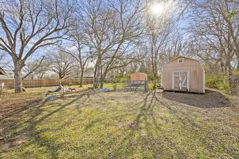 1611 Frederick St, Lancaster, TX 75134 photo 2