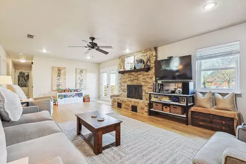 640 E Gee St, Pilot Point, TX 76258 photo 10