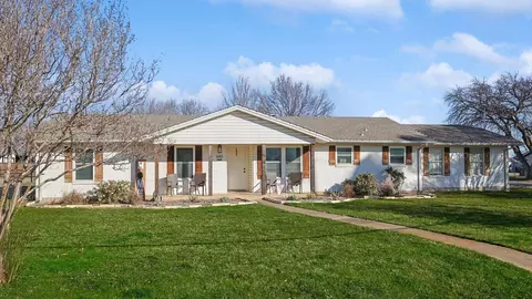640 E Gee St, Pilot Point, TX 76258 photo 2