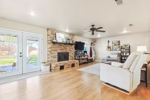 640 E Gee St, Pilot Point, TX 76258 photo 8
