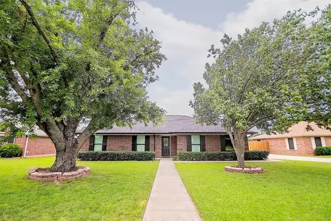 1206 N Saint James Cir, Pilot Point, TX 76258