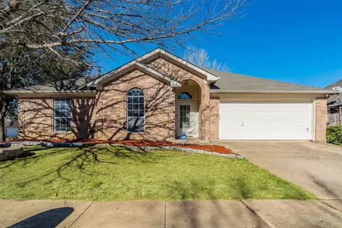 705 High Eagle Dr, Arlington, TX 76001