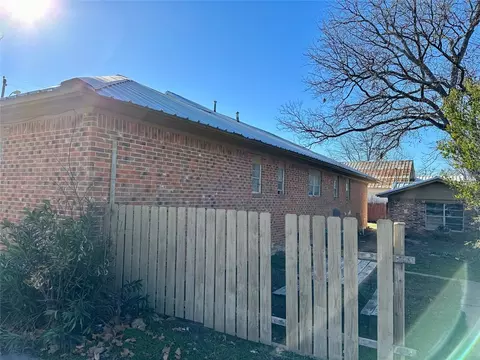 133 E Lowe Ave, De Leon, TX 76444 photo 4