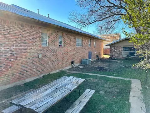 133 E Lowe Ave, De Leon, TX 76444 photo 3