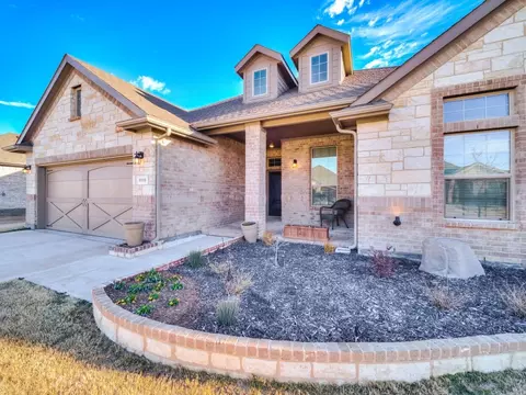 808 Virginia Dr, Mansfield, TX 76063