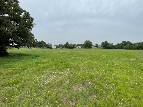 979 E Barry St, Reno, TX 76020