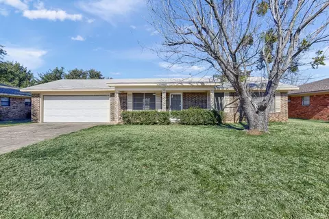 208 Texoma Dr, Whitesboro, TX 76273
