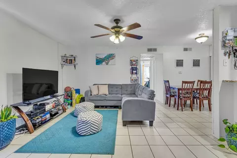 1810 N Garrett Ave #101, Dallas, TX 75206