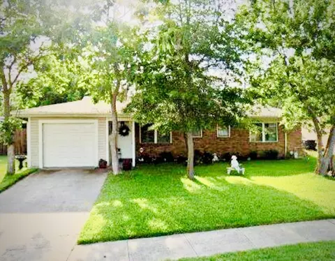 836 Jerry Ln, Bedford, TX 76022