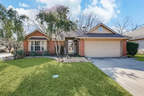 301 Canterbury St, Euless, TX 76039