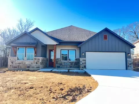1019 Winding Creek Dr, Kennedale, TX 76060