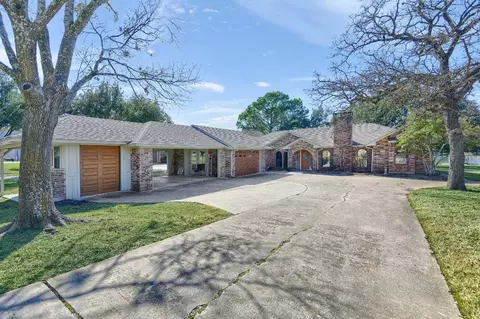 1320 Kiowa Dr E, Lake Kiowa, TX 76240