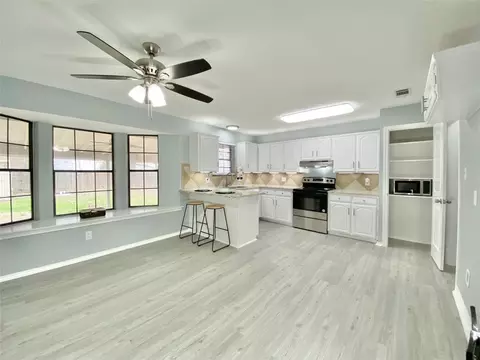 111 Deerwood Ln, Waxahachie, TX 75165