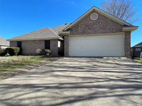 107 Clear Creek Dr, Red Oak, TX 75154