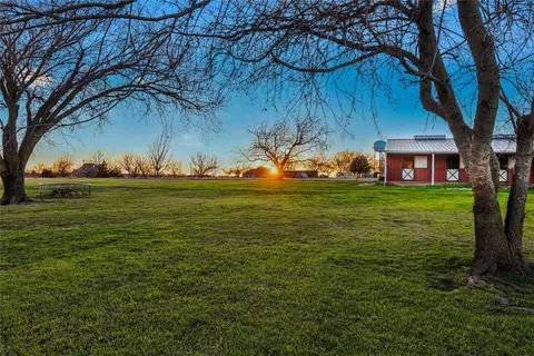 312 Southview Ct, Krum, TX 76249