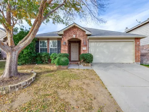 725 Lark Dr, Aubrey, TX 76227