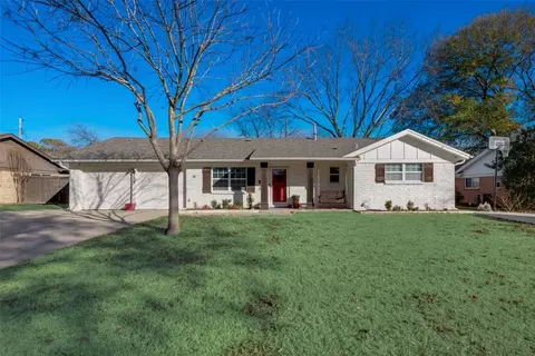 711 Canyon Ridge Dr, Euless, TX 76040