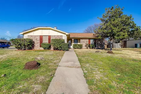 836 Lynne Ln, Burleson, TX 76028