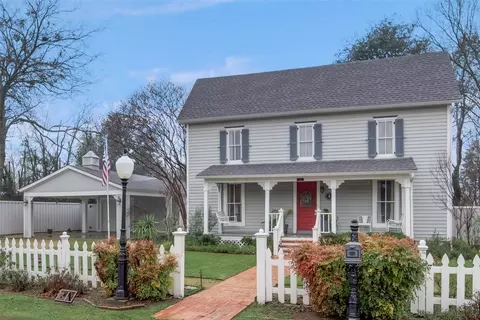 132 N Potter St, Cedar Hill, TX 75104