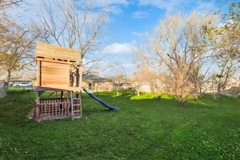 708 E Roewe St, Pilot Point, TX 76258 photo 24