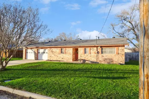 708 E Roewe St, Pilot Point, TX 76258 photo 2