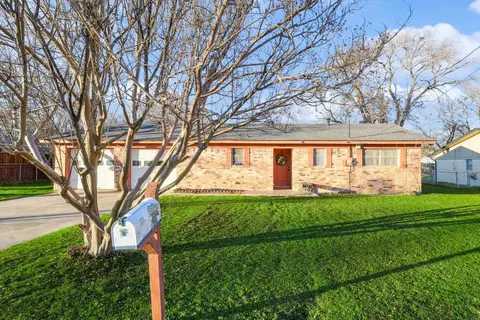 708 E Roewe St, Pilot Point, TX 76258 photo 3