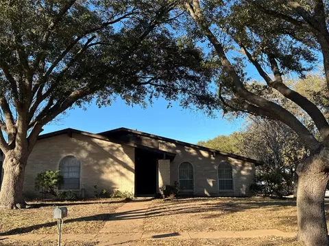 2801 Robin Hill Ln, Garland, TX 75044