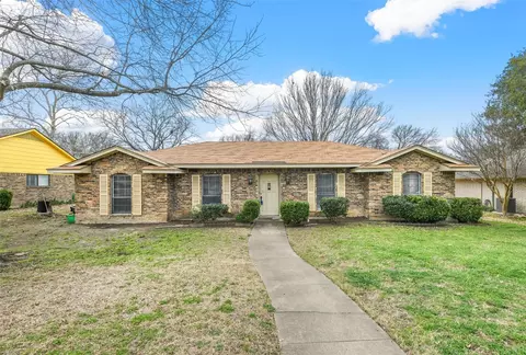 521 Newcastle Dr, Desoto, TX 75115
