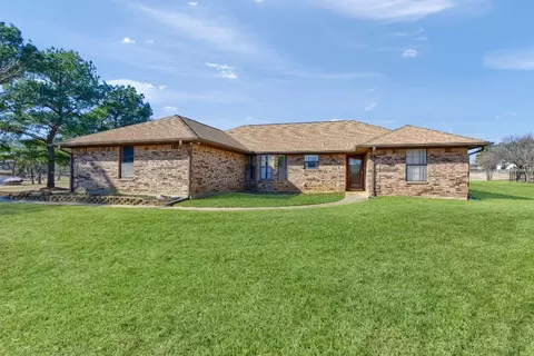 204 Kiowa Dr W, Lake Kiowa, TX 76240