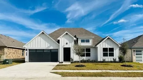 1612 Central Park Dr, Alvarado, TX 76009