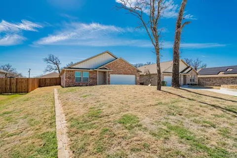 Exterior - 940 Ben Dr, Springtown, TX 76082 photo 3 of 9