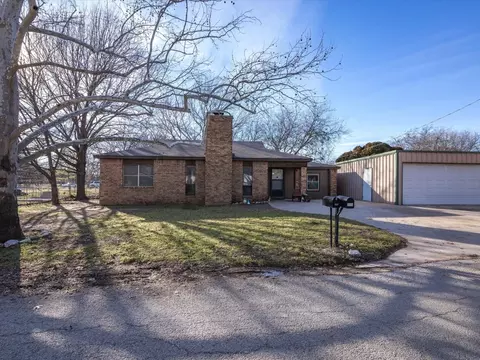 210 Mosley Ln, Alvord, TX 76225