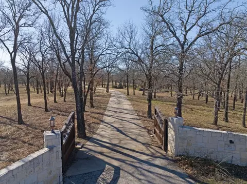 910 Harpole Rd E, Argyle, TX 76226 photo 4
