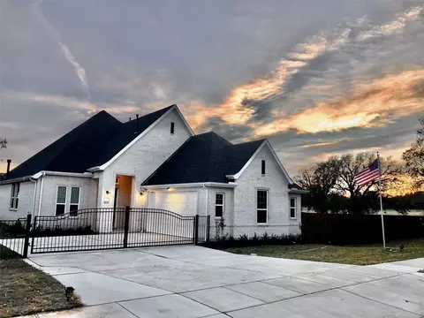 8136 Woods Ln, North Richland Hills, TX 76182