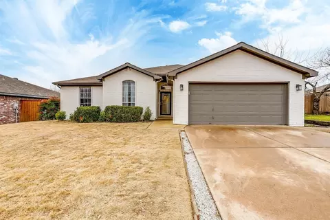 7212 Stonegate Dr, Benbrook, TX 76126