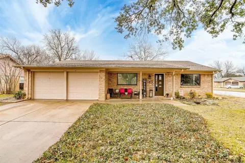 749 Meadowcrest Dr, Crowley, TX 76036