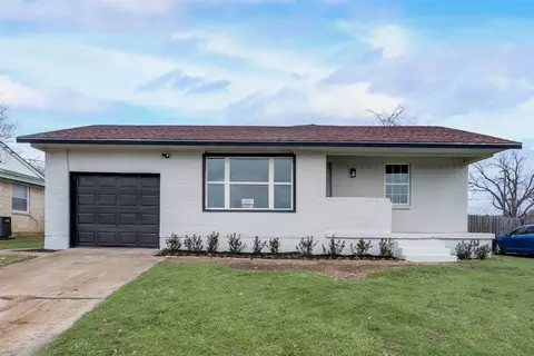 921 Tuskegee St, Grand Prairie, TX 75051