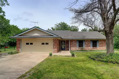 305 E Lake St, Krum, TX 76249