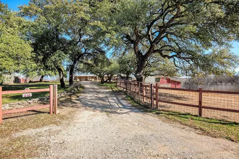 210 Oakridge Dr, Weatherford, TX 76086