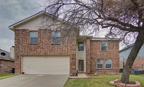 6813 Meadow Way Ln, Fort Worth, TX 76179