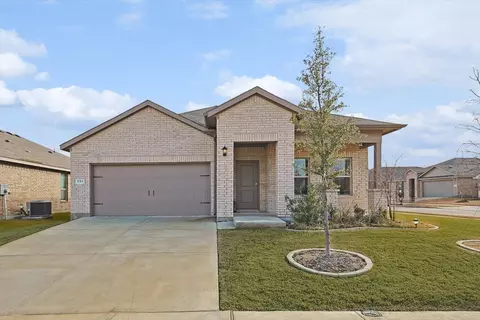 721 Hawkwatch Dr, Fort Worth, TX 76131
