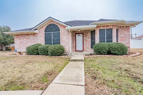 800 Minot Ct, Arlington, TX 76001