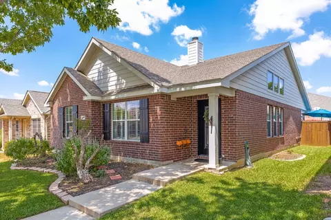 8811 Holliday Ln, Aubrey, TX 76227