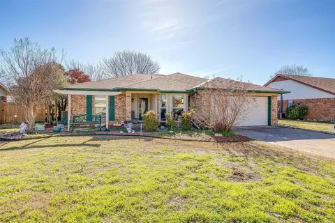 821 Crestview Dr, Burleson, TX 76028