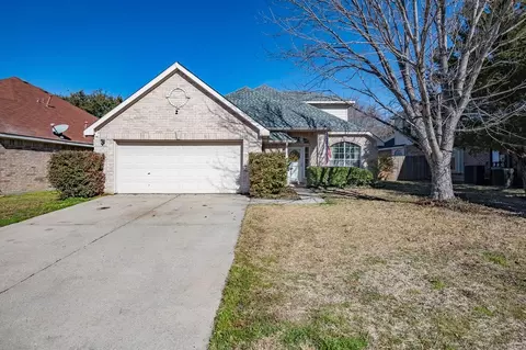 308 Mary Pat Dr, Grand Prairie, TX 75052