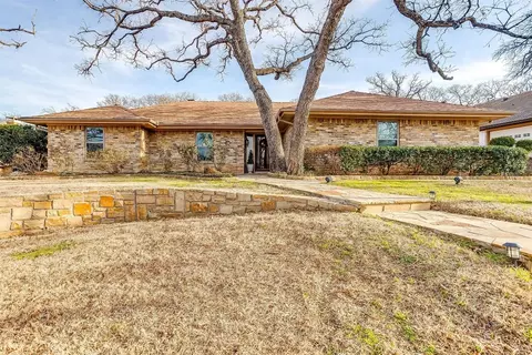 5 Colonial Ct, Trophy Club, TX 76262