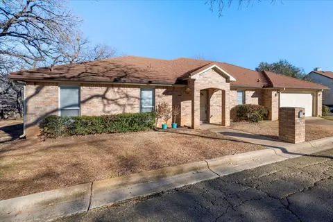 5830 Chimney Wood Cir, Fort Worth, TX 76112