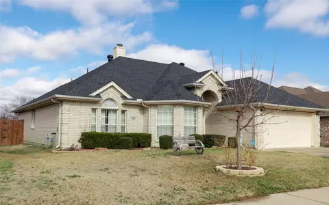 203 Settlers Glen Trl, Arlington, TX 76002
